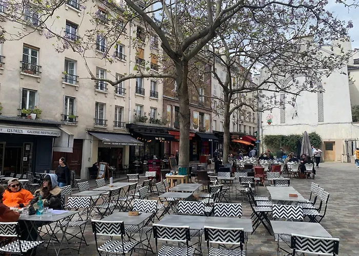 Quiet In Center - Mouffetard District